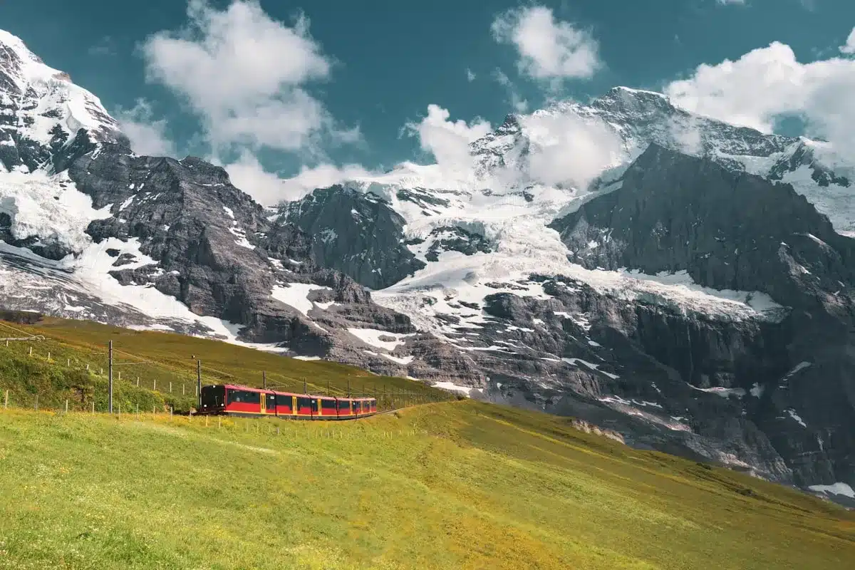 Vista panorâmica dos Alpes Suíços com trem de luxo