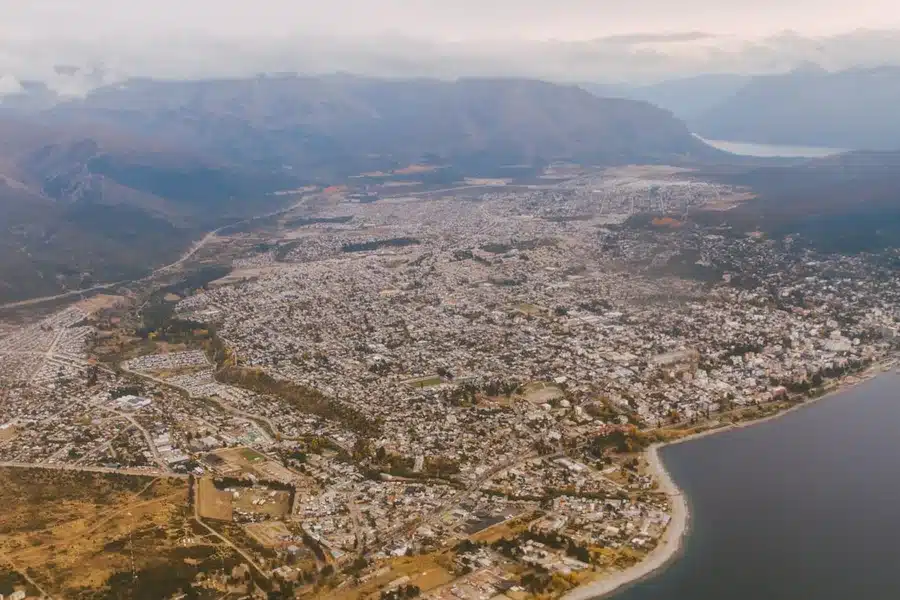 Bariloche em 5 dias: Roteiro dia a dia com foco nos pontos menos explorados 5 Vista aérea da cidade de Bariloche e do Lago Nahuel Huapi.