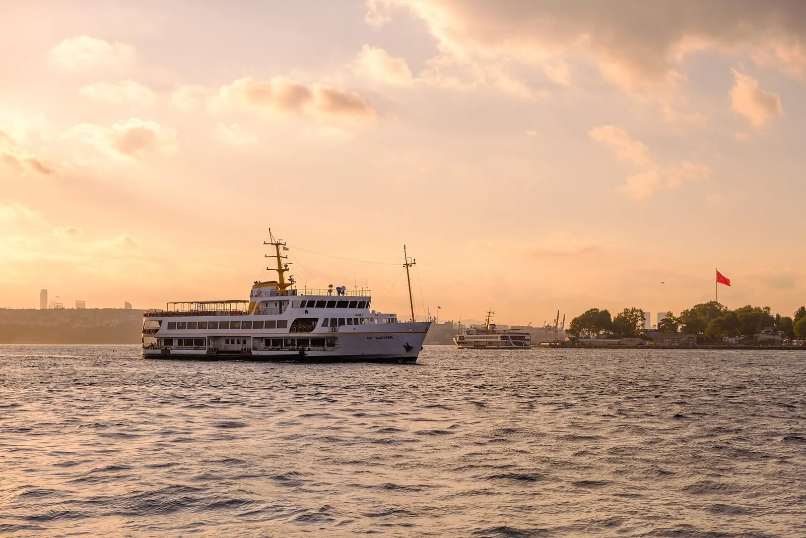 Istambul e Capadócia: quantos dias ficar em cada uma 1 Barco de passageiros navegando no Bósforo, em Istambul, ao pôr do sol
