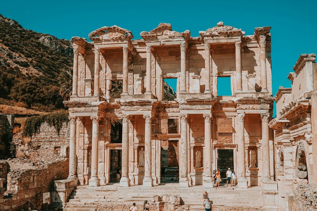Melhor época para ir para a Turquia: clima mês a mês e o que vestir 1 Visitantes diante da Biblioteca de Celso, em Éfeso, na Turquia, em um dia de sol e céu azul