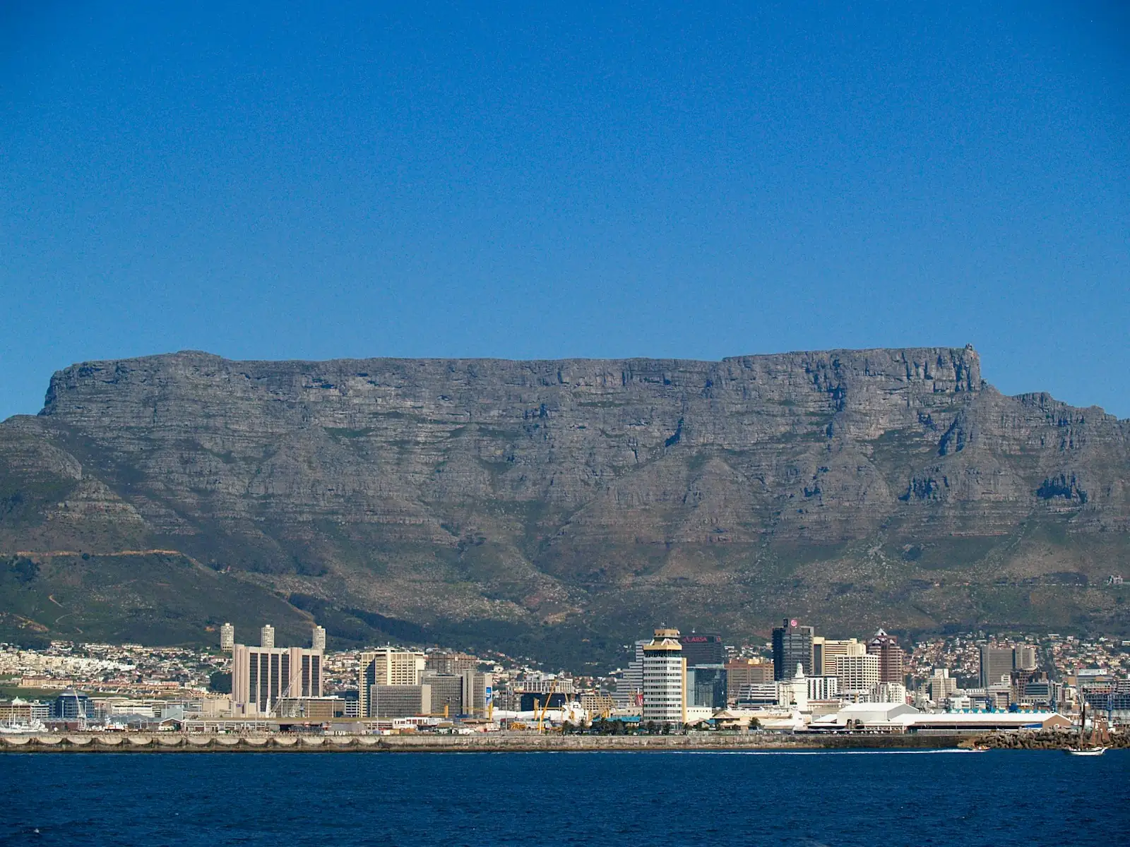 Cidade do Cabo vista do mar, com a Table Mountain ao fundo
