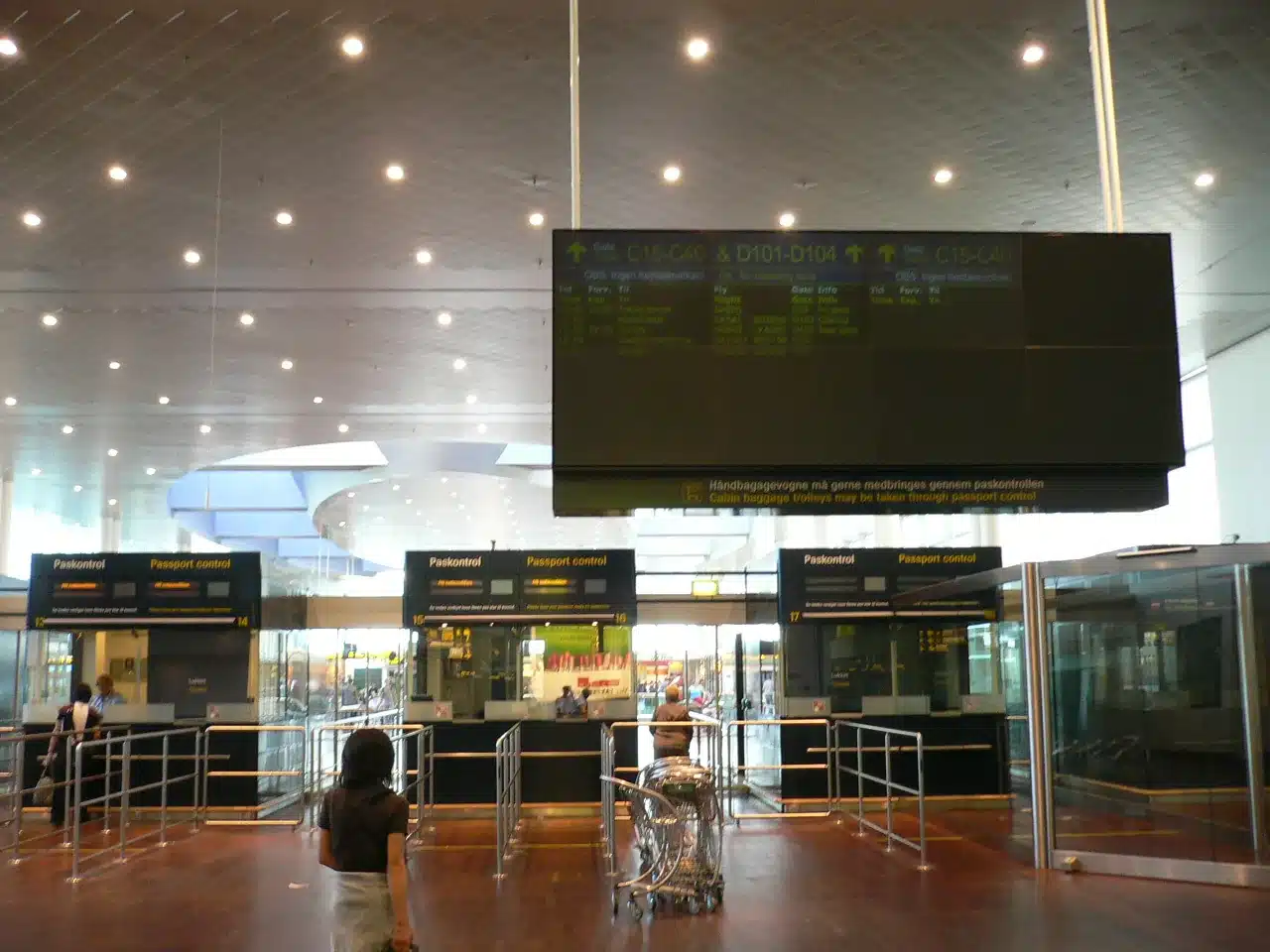 Guichês do controle de passaportes no aeroporto de Copenhague, na Dinamarca, porta de entrada do Espaço Schengen