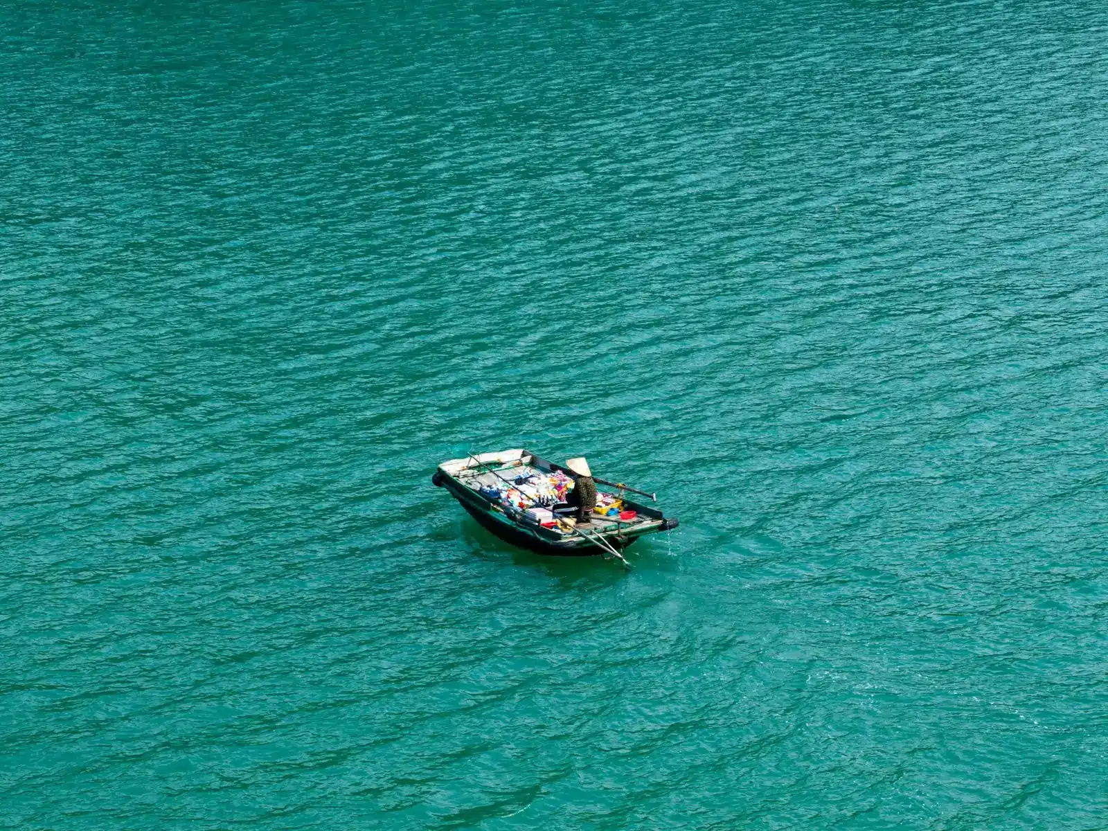Pequeno barco navegando em águas calmas