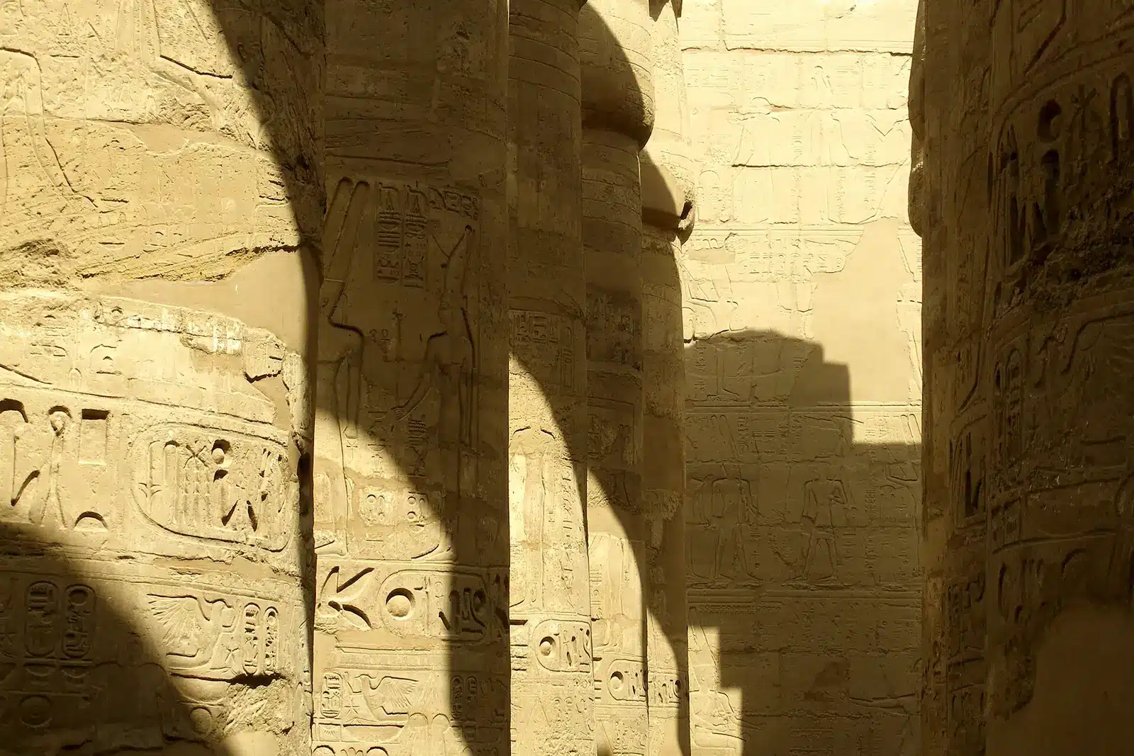 Colunas gigantes da Grande Sala Hipostila do Templo de Karnak, em Luxor, no Egito