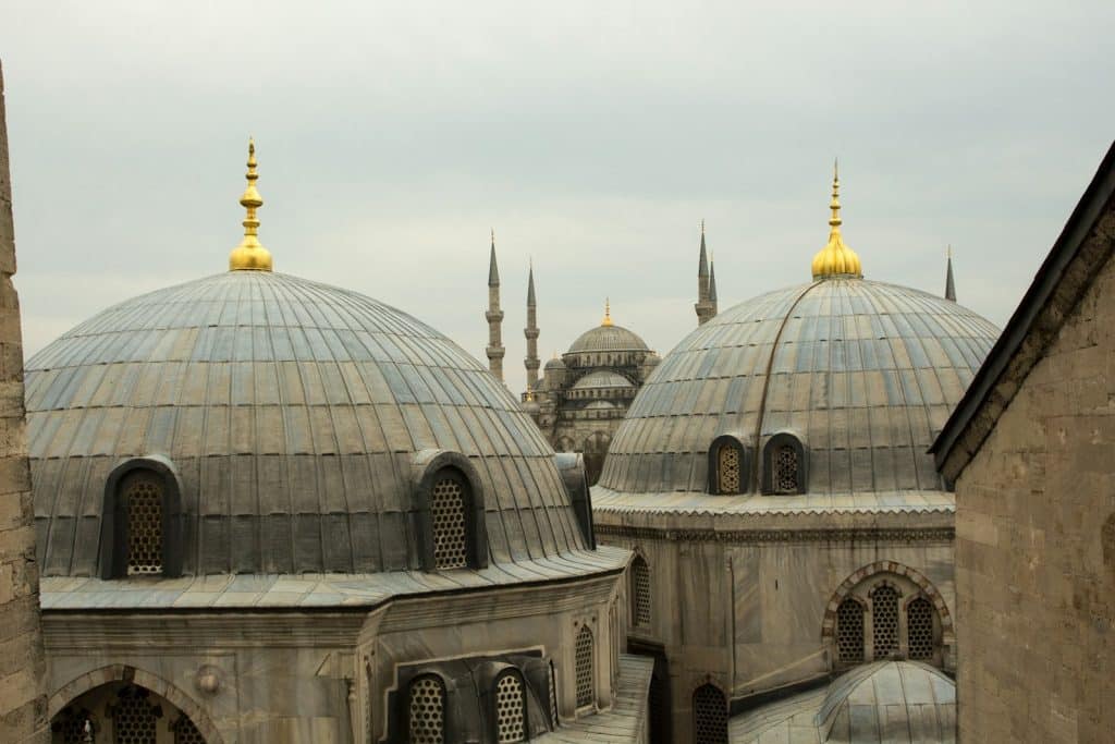 Melhor época para ir para a Turquia: clima mês a mês e o que vestir 2 Cúpulas de Santa Sofia em primeiro plano e a Mesquita Azul com seus minaretes ao fundo, em Istambul