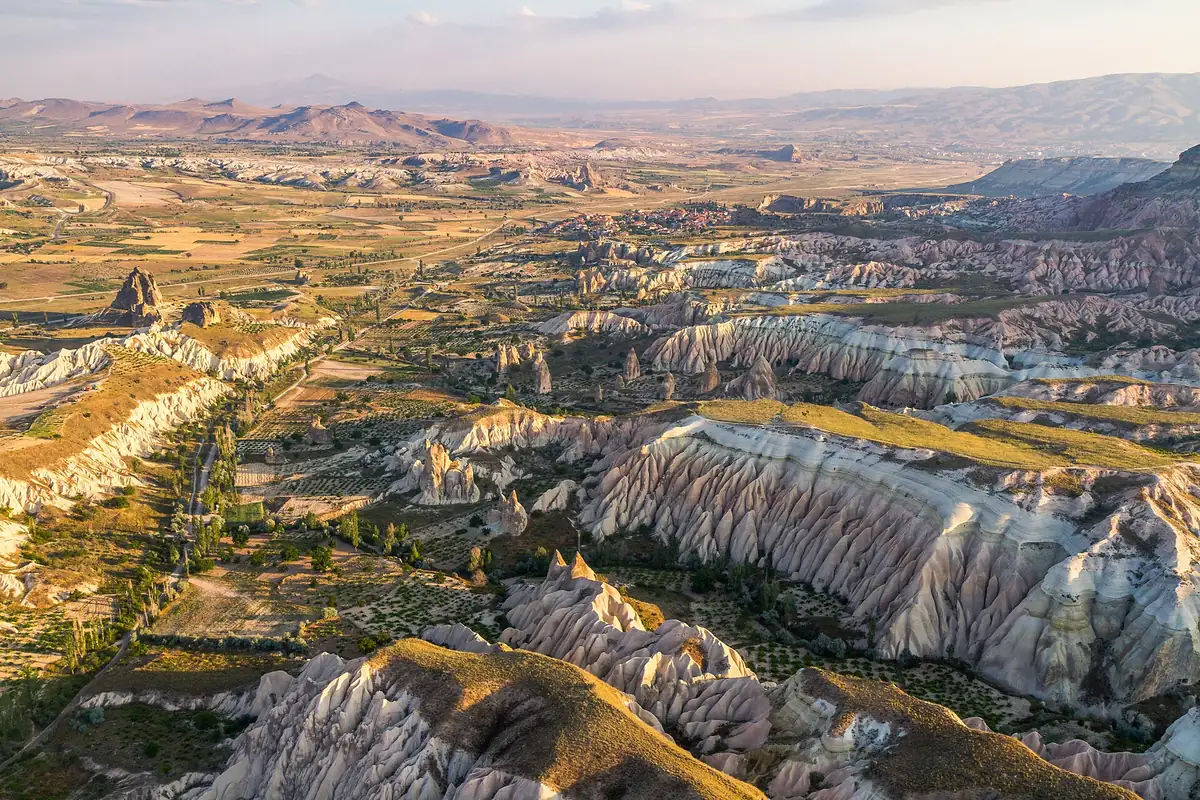 Istambul e Capadócia: quantos dias ficar em cada uma 2 Vista aérea dos vales e formações de pedra da Capadócia, na Turquia